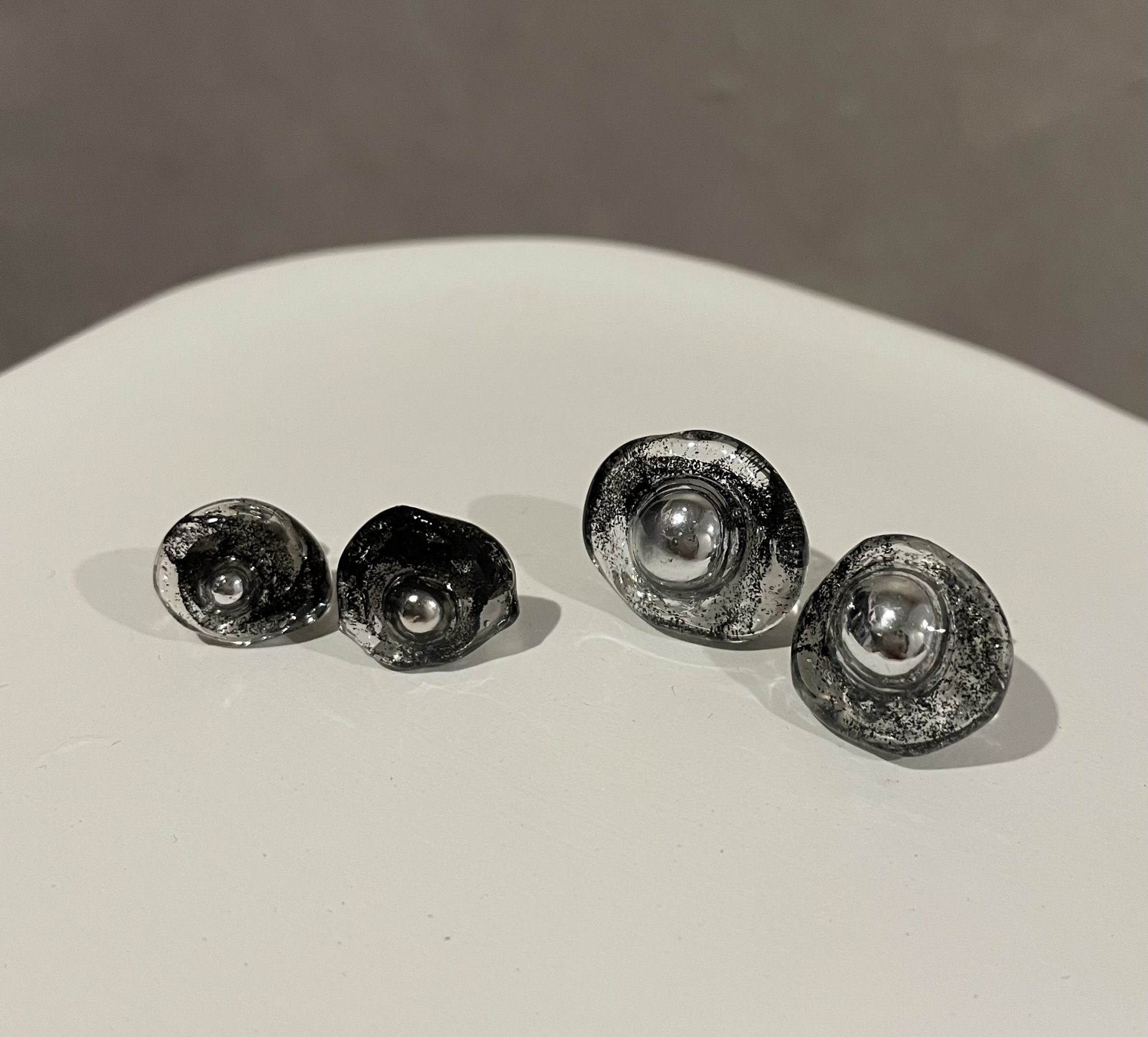  - 丸型変形ピアス black×silver 大 - アップフェル《公式》金属アレルギー対応アクセサリーパーツ専門ショップ
