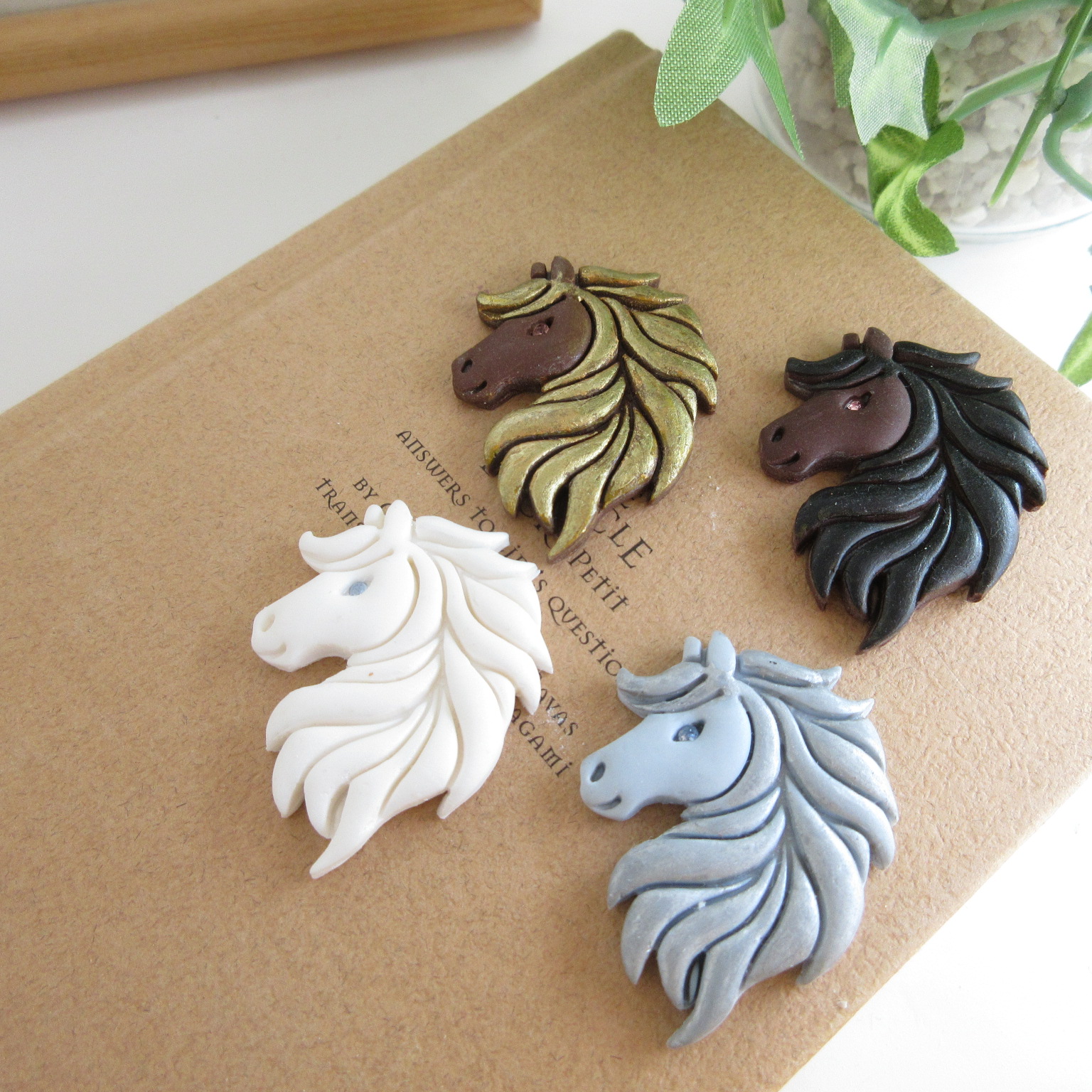  - 爽やかに風を切る馬のブローチ。午。 - アップフェル《公式》金属アレルギー対応アクセサリーパーツ専門ショップ